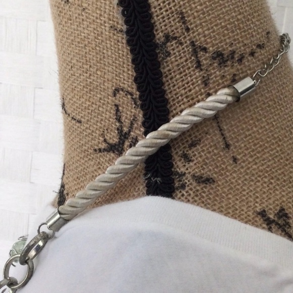 Woman’s unique 3 dimensional Enamel Flower Necklace with sliver tone metal - Picture 3 of 9